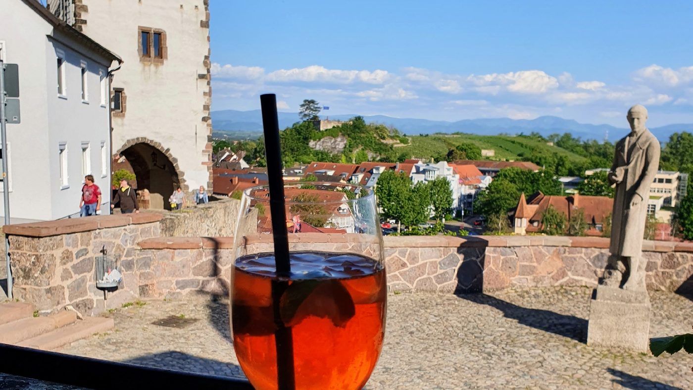 Aperol Spritz mit Blick auf das Breisacher Münster und die Weinberge