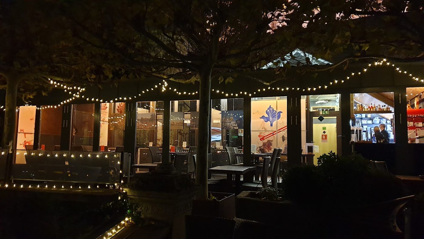 Terrasse abends mit Lichterketten