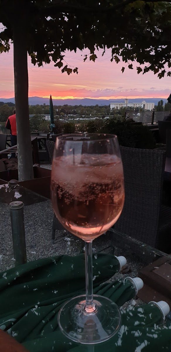 Roséwein zum Sonnenuntergang auf der Terrasse