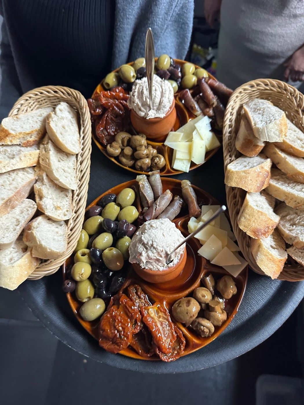 Gemischter Tapas-Teller mit Oliven, Thunfischcreme und Brot